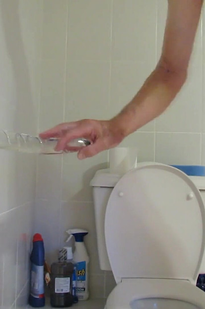 9インチのガラスのコックに乗るクローズアップサイドビュー