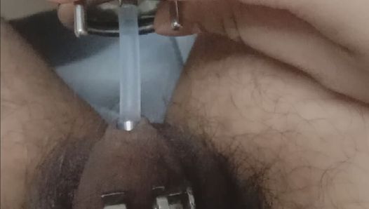 Desbloqueando minha gaiola de castidade com tubo uretral