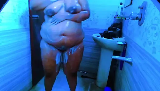 Heiße zimmermädchen-dusche im badezimmer nach der arbeit - dusch-sex, dicker arsch und sexy zimmermädchen mit riesigen möpsen in Saudi-Arabien