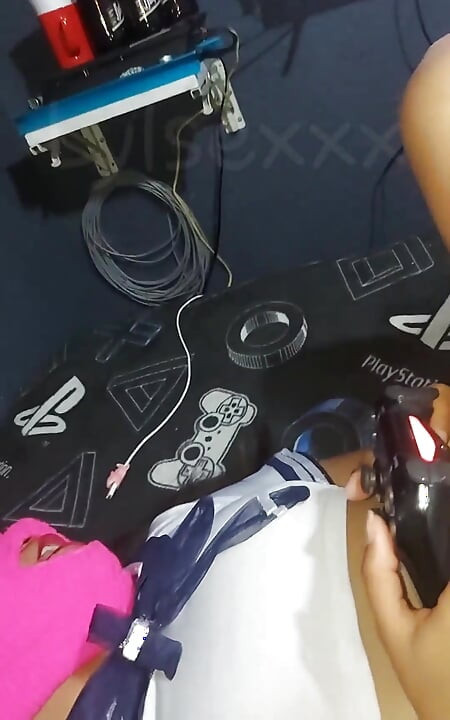 สาวร่านโอตาคุสนุกกับการโดนเย็ดขณะเล่นวิดีโอเกม