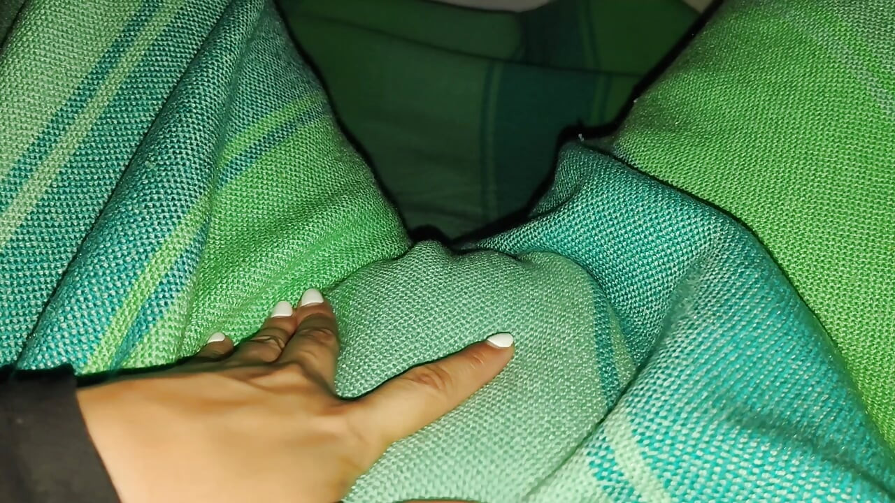 Una esposa con enormes pechos se masturba en la cama con su cuñado escuchando en la otra habitación.