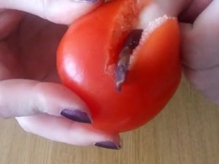 Tomate mit Nägeln schneiden