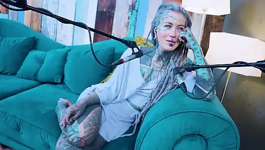 M hakkında konuşuyorum - müzik - asmr podcast sfw konuşuyor gotik sıska kız dreadlocks dövmeli model dövmeli kız