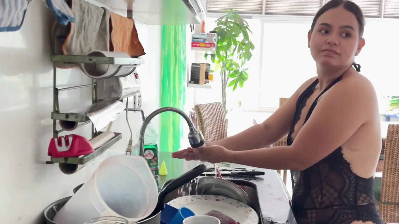 我勾引我的继兄, 直到说服他和我发生关系.