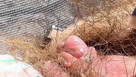 Amateur behaartes amateur-mädchen mastubiert in nahaufnahme mit riesigem kitzler