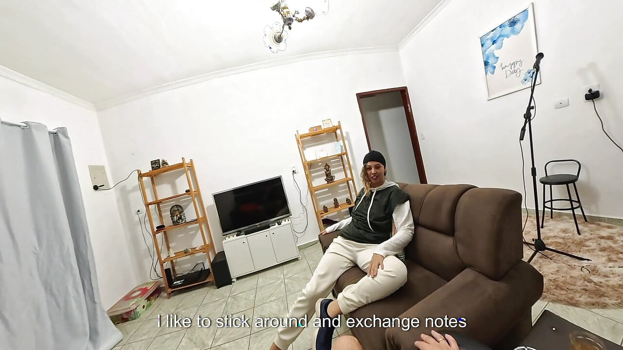 Lezbiyen komşumun yarağıma dokunmasına izin verdim.