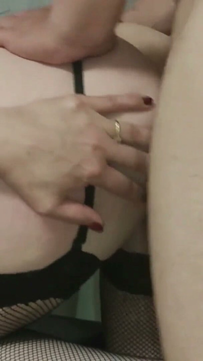Göt deliğimi doldurmak ister misin? Olgun orta yaşlı seksi kadın üvey oğlunun göt deliğini sikip içine boşalmasına izin veriyor | Klip 1