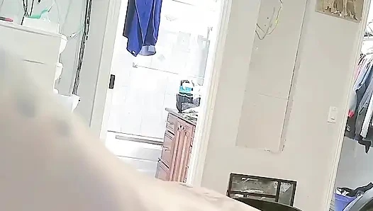 Orta yaşlı seksi kadın uzun bir iş gününden sonra kocasının yarağını emiyor