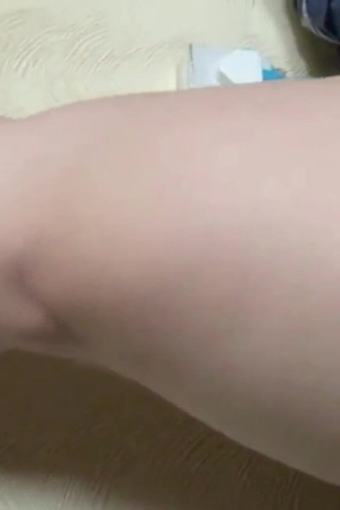 ぽっちゃりしたお尻が私の硬い乳首を握りしめ、毛深い膣を広げて