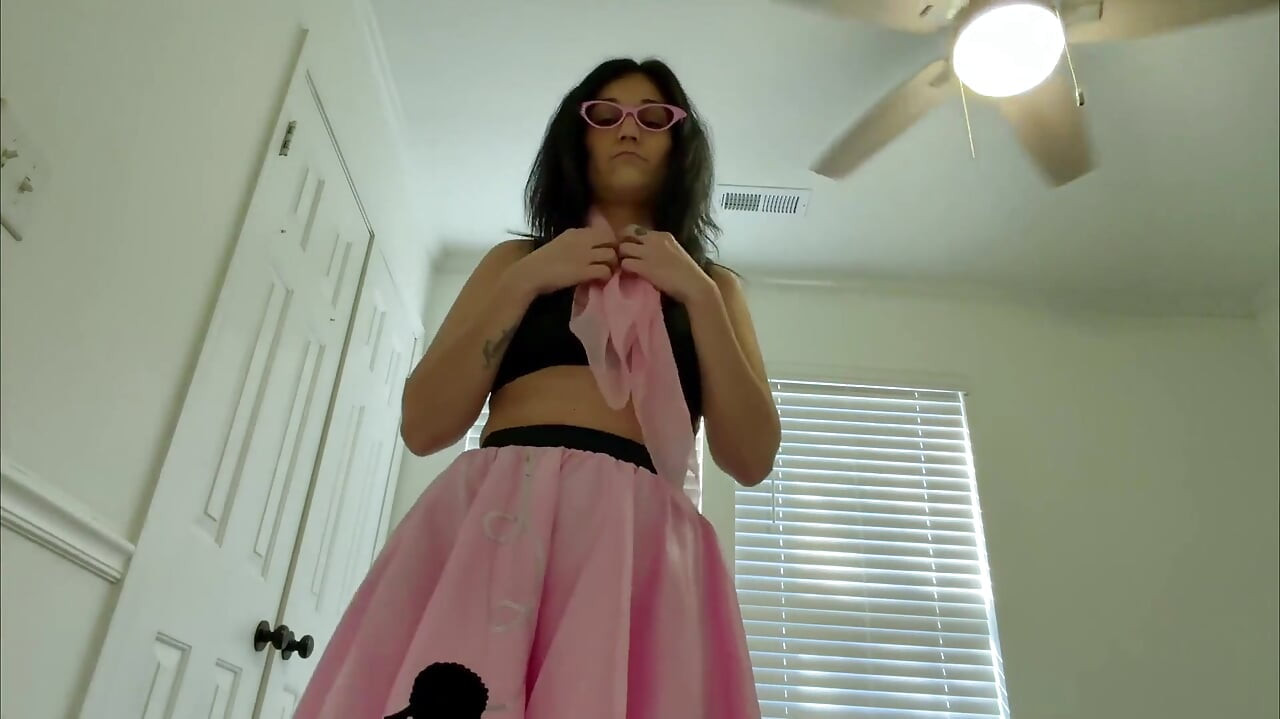 Devyn's sultry '50s giantess fantasy 4k pov nhỏ hồi hộp đang chờ đợi!