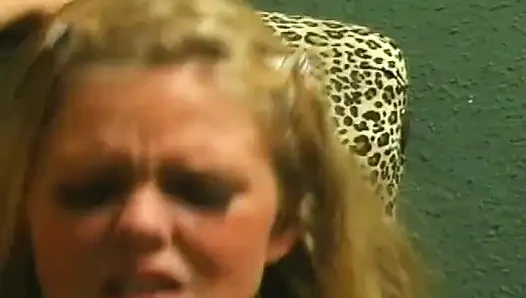 Blonde MILF wird geleckt und hart gefickt