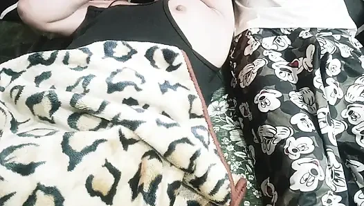 Fickende stiefmutter hotelzimmer klein stiefsohn stiefmutter teilen Bett stiefsohn nächste sexgeschichte 2026 xxx