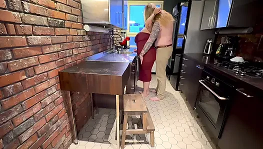 Cewek semok ini dientot habis-habisan di dapur