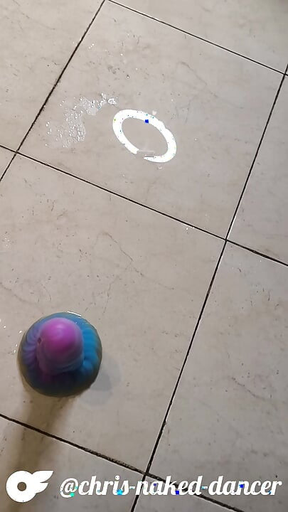 Spruter som en gal og prøver min nye enorme dragedildo
