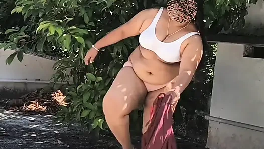 Gadis India dengan rok merah dan atasan putih