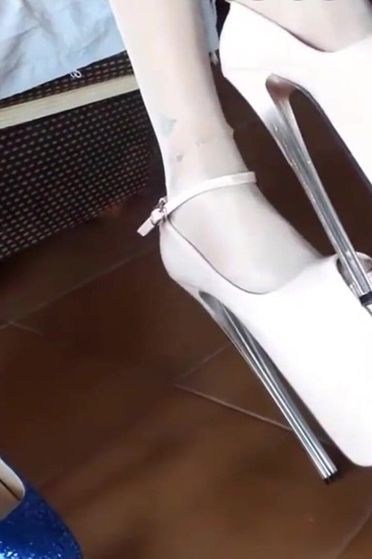 MILF Wearing Peep-toe Heels