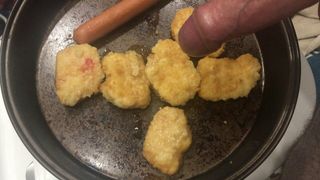 Pissen auf Nuggets beim Kochen