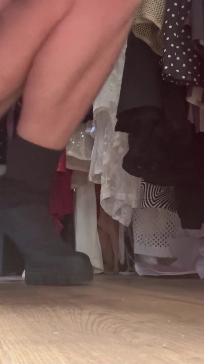 Quente loira puta com plug anal no cu recebe gozada interna gorda