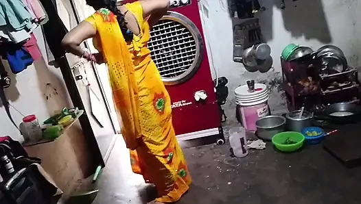 Kakak ipar di dapur, saudara ipar mengambil air tanah saudara ipar, menunjukkan payudara besar dengan tangannya audio Hindi.