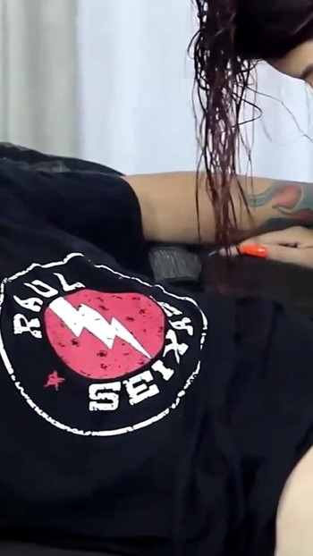 Έχυσα καυτή στον άσπρο κώλο της | Κλιπ 1