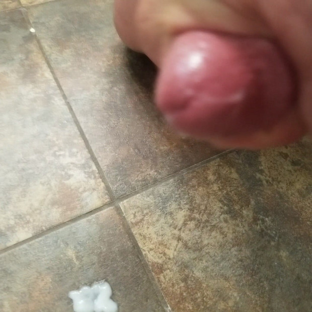 Fast amateur jerk off. Almost late for work, but needed to cum.