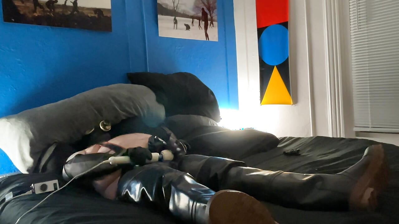 Chubby Latex Bear With Gaz Mask Cums With Magic Wand While Cock Is Trapped In A Large Balloon