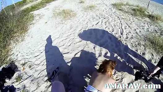Brünette brünette schlampe Arahnea reitet einen schwanz im cowgirl-stil an einem strand