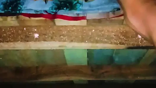 Sister-in-law's bad fucking and spreading both her legs, put the whole penis and took out the piss from the pussy.