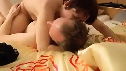 Ibu tiri besar yang khas direkam berhubungan seks