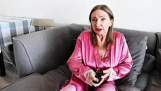 Meine vollbusige stiefmutter beim porno gucken und ihr geheimnis finden: futanari