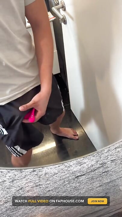 Dotado Blanco No Puede Aguantarlo - Vibra Su Polla Hasta Que Se Corre Duro En Sus Pantalones Cortos