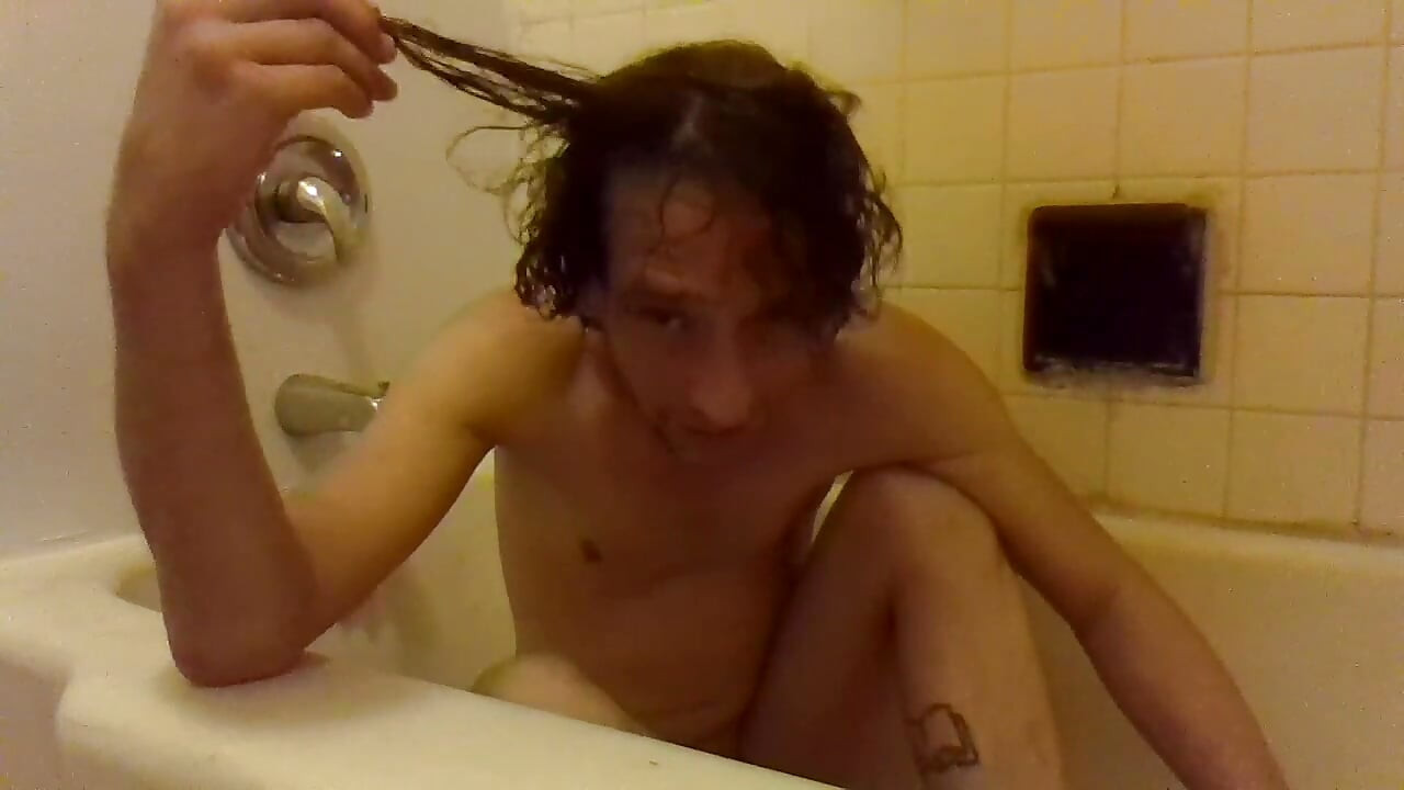 Cabelo do couro peludo e corpo nu revestido em meu próprio xixi