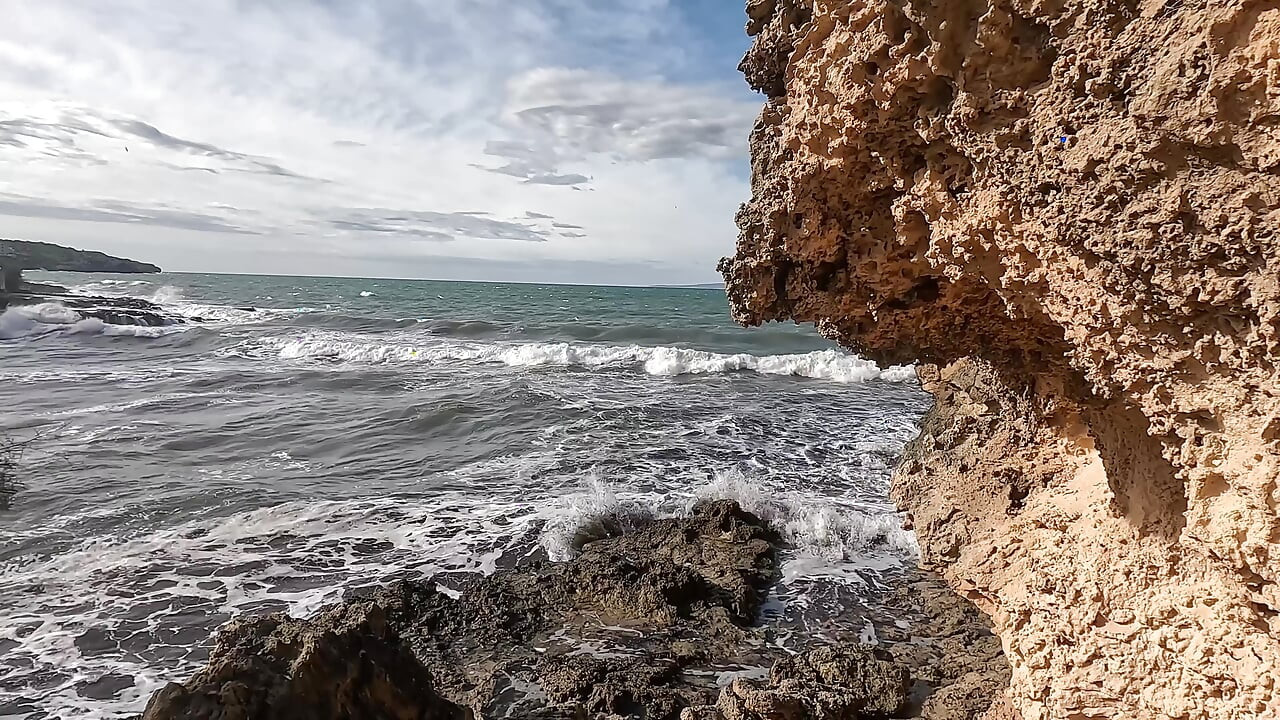 Wild beach vacation - tante seksi bertato ini dipuasin sama orang asing waktu lagi liburan di pantai!