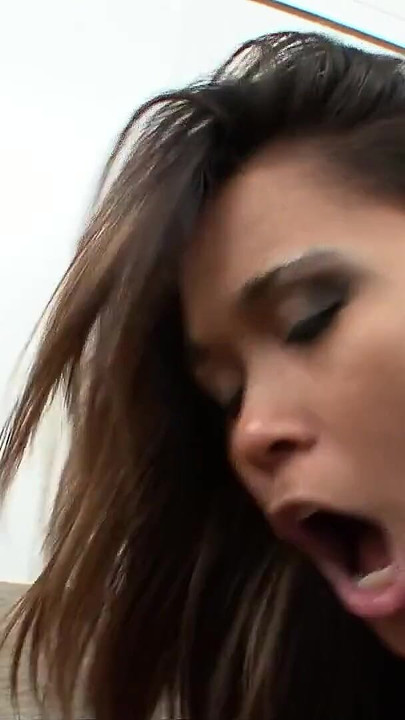 Smeđa azijska desi indijska izgled polusestra zavodi dečaka sa velikim kurcem da se jebe pre nego što dobije masivno svršavanje po faci | Klip 2