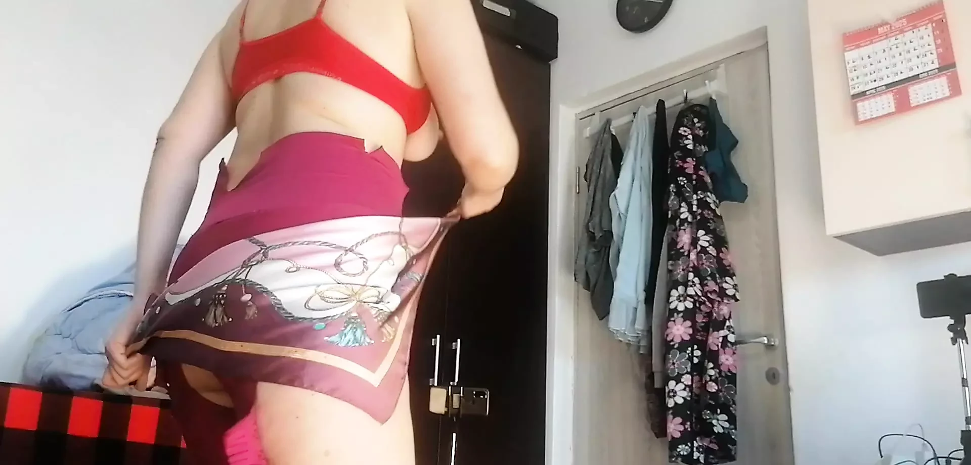 Esposa amateur se divierte probándose ropa y corte. Esposa amateur aspirando desnuda en casa