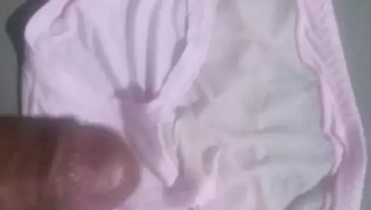 okşayarak ve sağladım üzerinde pembe çiçek külot