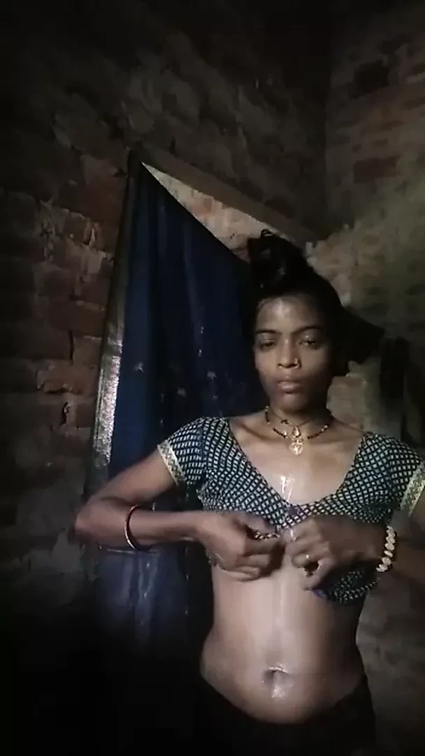 Village Bhabhi Wearing Cloths after Bthing