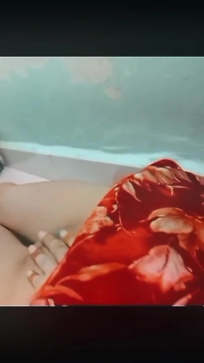 Key moment from "Lal saree me"