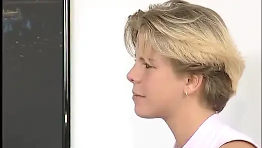Genç kız şişman yarağa biniyor ve ondan tüm spermleri emiyor