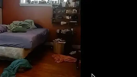 Anziehen im flauschigen kleid von nackt