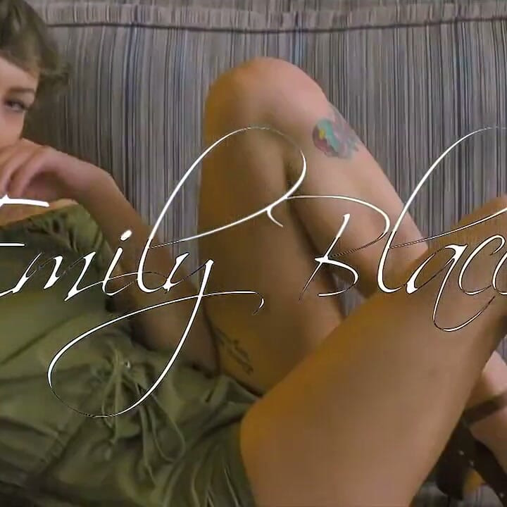 Emily Blacc striptease en solitario