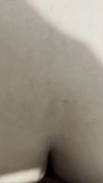 大きなお尻の義理の妹は犯されたい衝動に駆られているので、義理の弟を起こしてセックスします