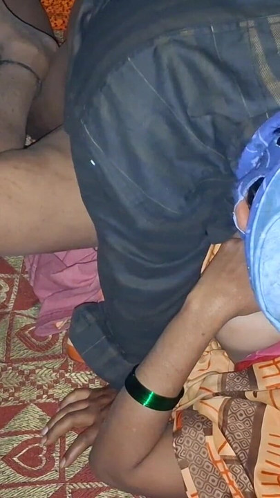 Snaja sa velikim mlekom uživa u piću | Klip 3