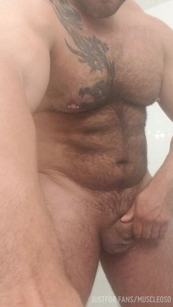 Un étalon musclé latino sexy joue avec sa grosse bite non circoncise