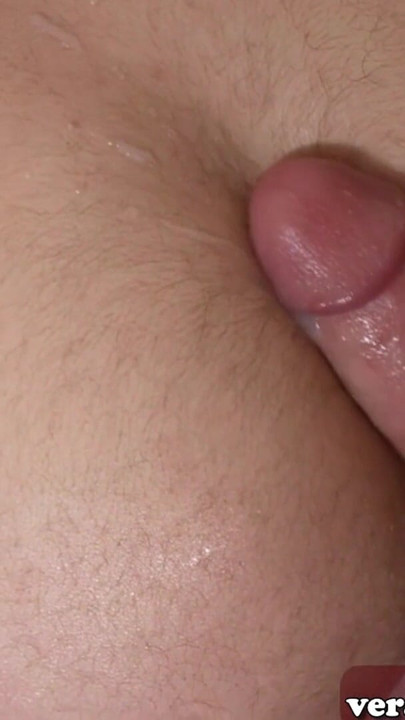 İki yakışıklı Alman erkeği, prezervatifsiz anal olarak sevişiyor | Klip 3