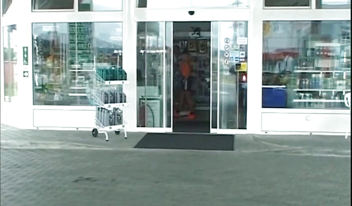 Geile MILF an der tankstelle abgeschleppt wird weit gedehnt