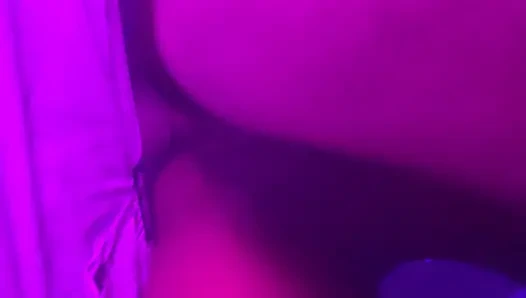 Большой черный член проникает в киску африканской чернокожей юной крупным планом, задние кадры