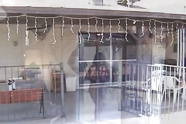 2 пухлые милфы наслаждаются лесбийским развлечением у бассейна