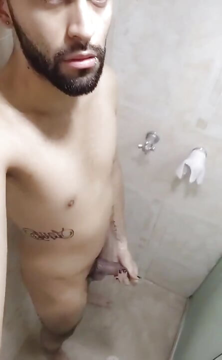 在淋浴时撸管.
