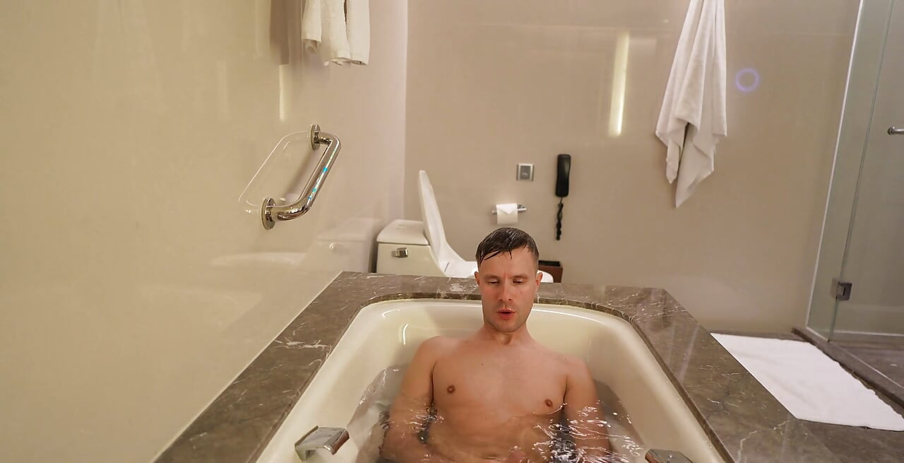 Meri chin ki grishmkalin yatra se snan men kuchh thnda